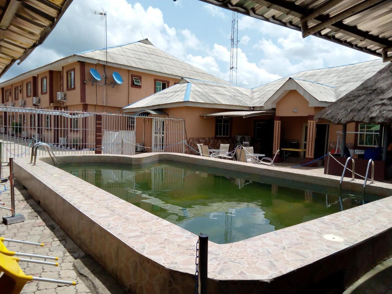 Gen-Preston Hotel And Suites Papalanto Dış mekan fotoğraf